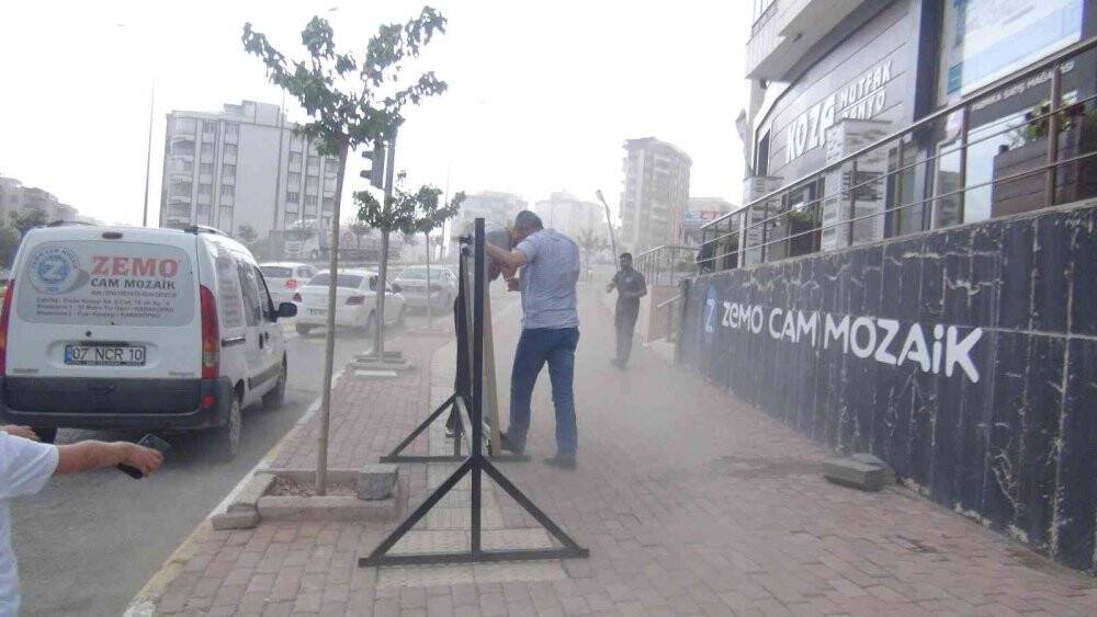 Şanlıurfa’da fırtına sürücülere zor anlar yaşattı