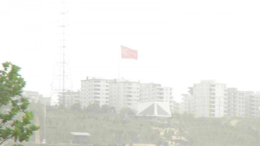 Şanlıurfa’da fırtına sürücülere zor anlar yaşattı