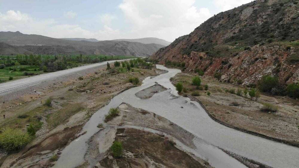 Sesini duyurabilmek için koyunu sırtında akarsudan geçirdi