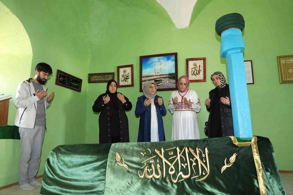 Seydişehir’deki Şeyh Memiş Efendi Türbesi sandukasının yeni örtüsü KOMEK’ten