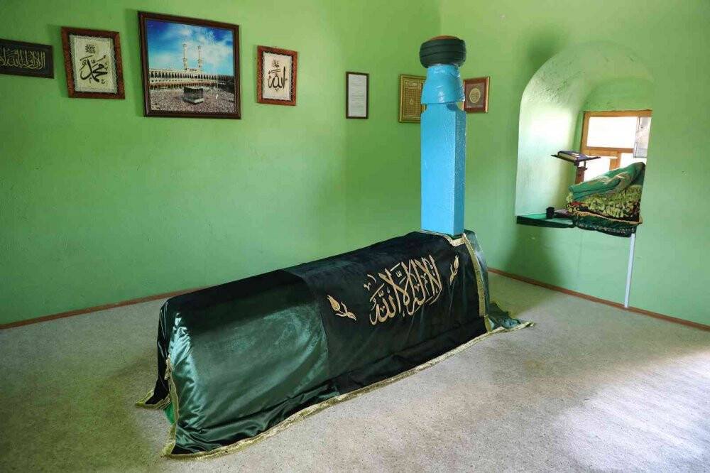 Seydişehir’deki Şeyh Memiş Efendi Türbesi sandukasının yeni örtüsü KOMEK’ten