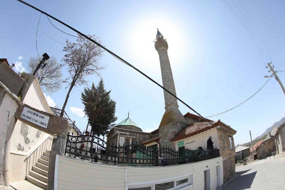 Seydişehir’deki Şeyh Memiş Efendi Türbesi sandukasının yeni örtüsü KOMEK’ten