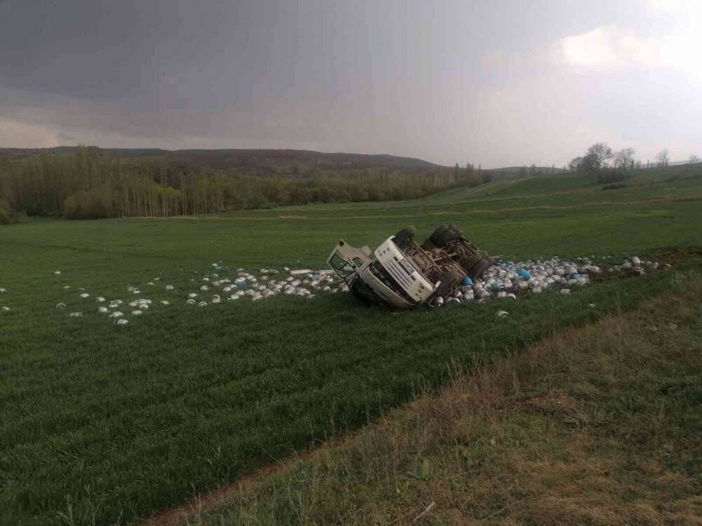 Tüp dolu tır devrildi
