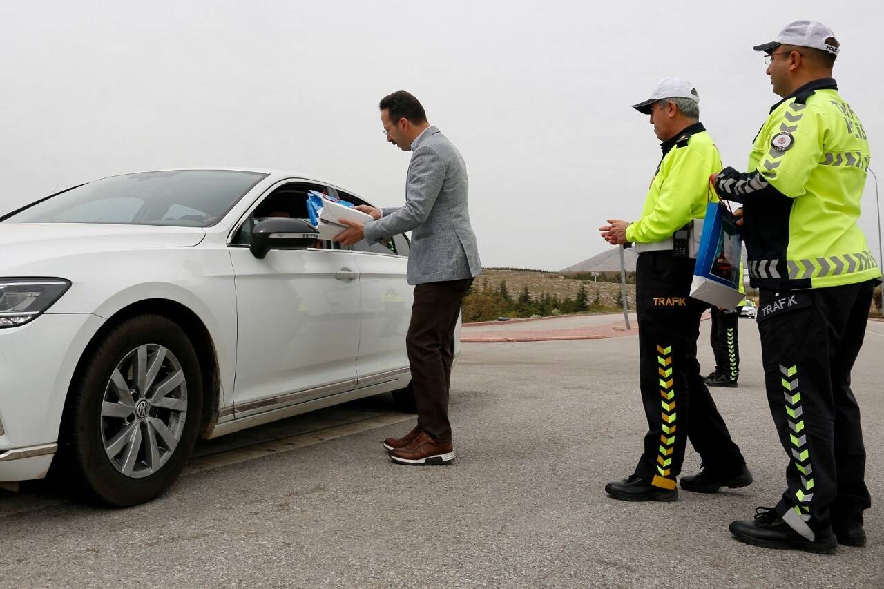 aa-20220430-27724465-27724464-konya-ve-cere-illerde-bayraminiz-kemerli-olsun-trafik-denetimi-yapildi.jpg