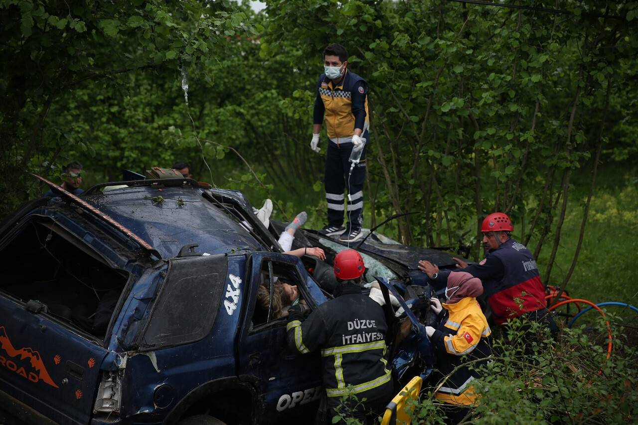 aa-20220430-27727943-27727930-kaza-yaptigi-aracta-sikisan-kadini-itfaiyeci-esi-kurtardi.jpg