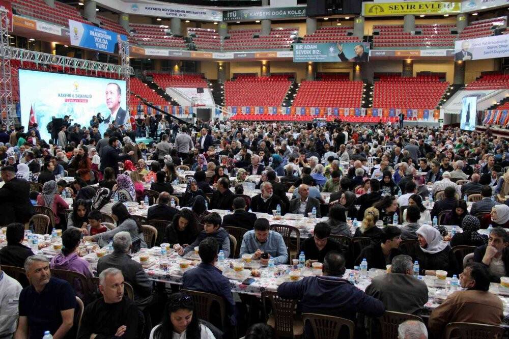 AK Partililer iftarda buluştu