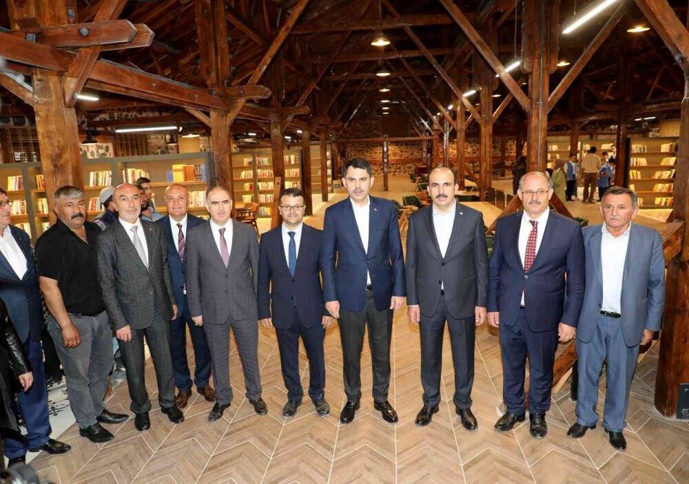 Bakan Kurum kitap kafede incelemelerde bulundu