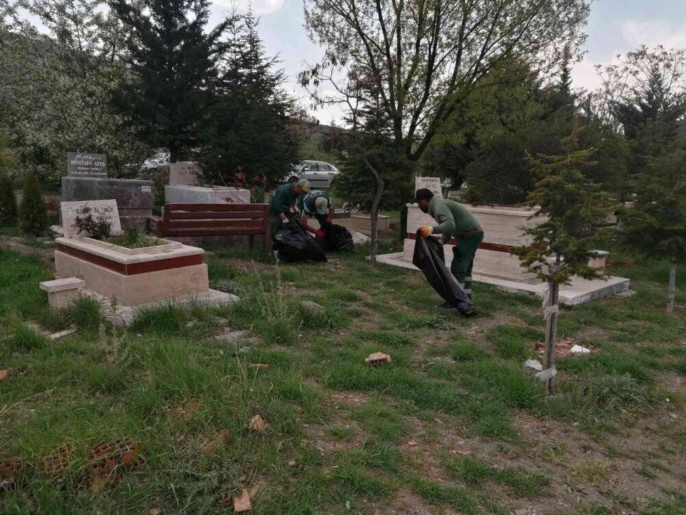 Bayram öncesi mezarlık temizliği