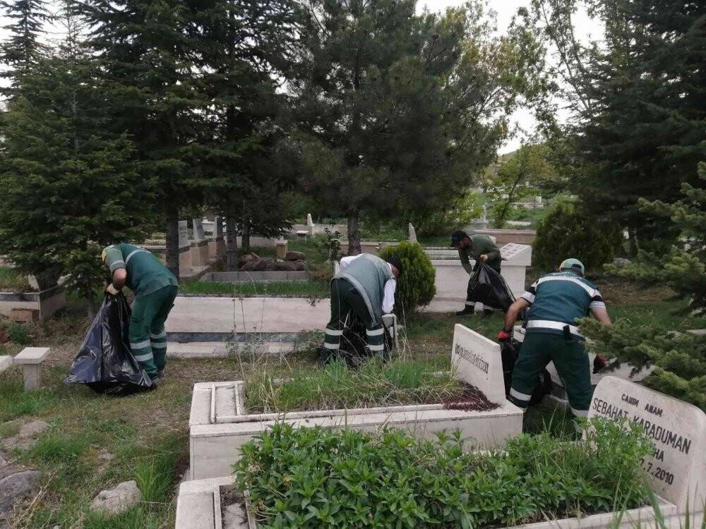 Bayram öncesi mezarlık temizliği