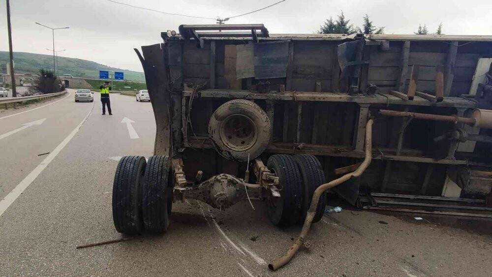 Bursa’da kontrolden çıkan kamyon yan yattı: 1 yaralı
