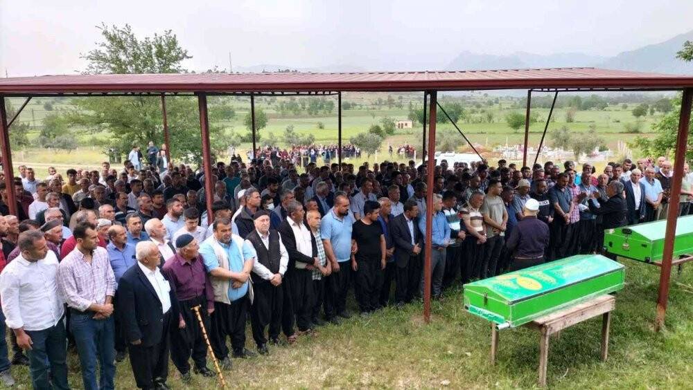 Öldürülen anne ve oğlu yan yana toprağa verildi