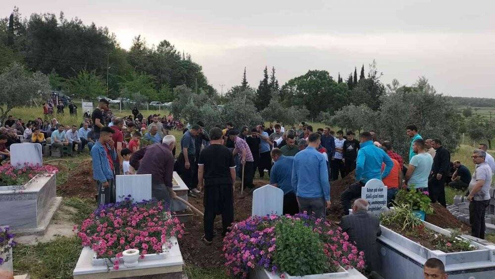 Öldürülen anne ve oğlu yan yana toprağa verildi