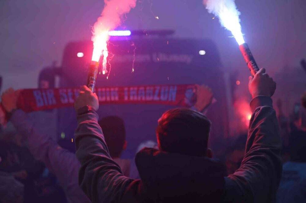 Trabzonspor kafilesi, yoğun sevgi gösterileri arasında stada ulaştı