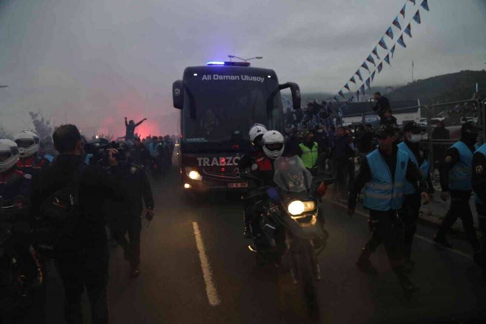 Trabzonspor kafilesi, yoğun sevgi gösterileri arasında stada ulaştı