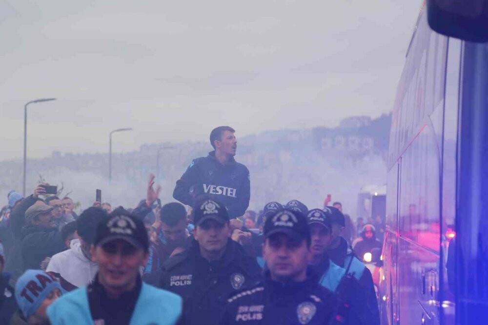 Trabzonspor kafilesi, yoğun sevgi gösterileri arasında stada ulaştı