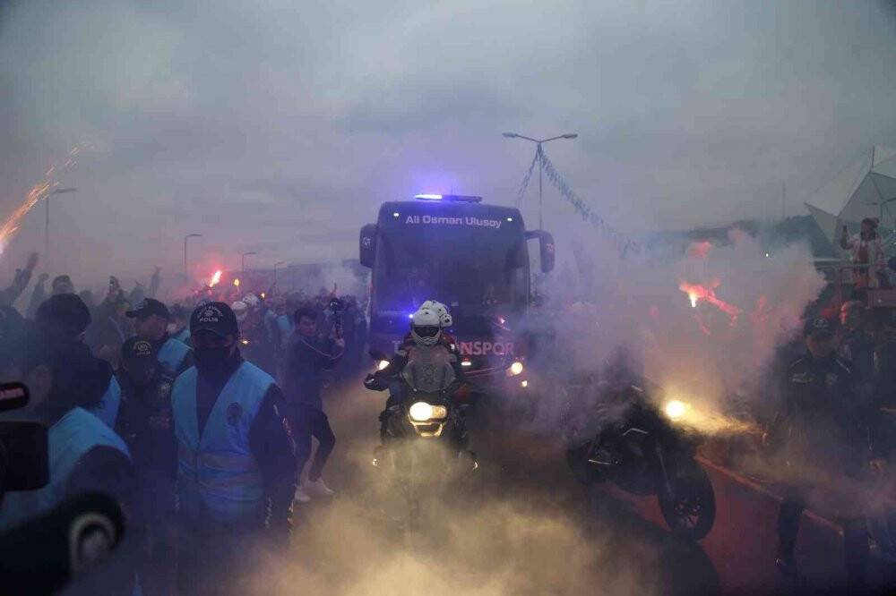 Trabzonspor kafilesi, yoğun sevgi gösterileri arasında stada ulaştı