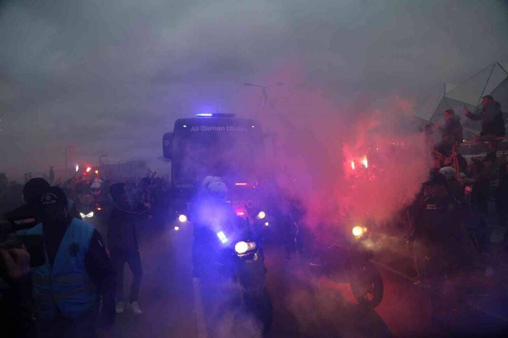 Trabzonspor kafilesi, yoğun sevgi gösterileri arasında stada ulaştı