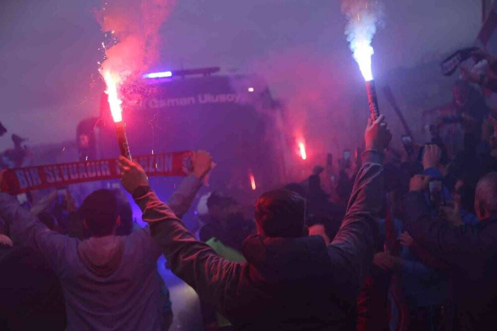 Trabzonspor kafilesi, yoğun sevgi gösterileri arasında stada ulaştı