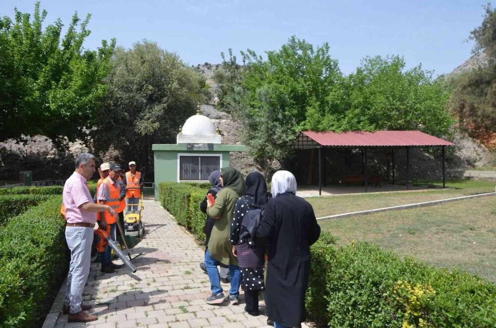 Türbelerde bayram temizliği