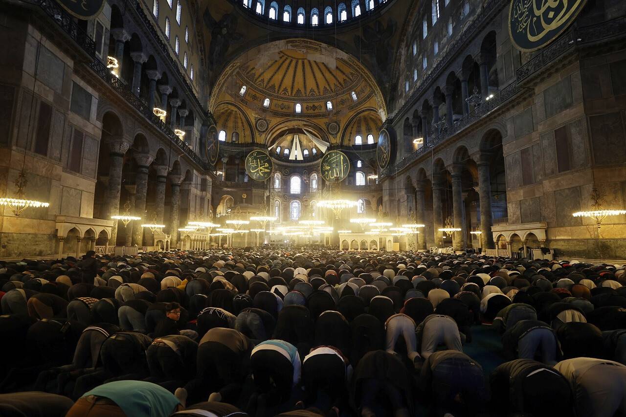 aa-20220502-27743871-27743863-ayasofyai-kebir-camii-serifinde-bayram-namazi-kilindi.jpg