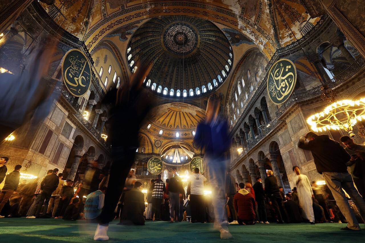 aa-20220502-27743871-27743865-ayasofyai-kebir-camii-serifinde-bayram-namazi-kilindi.jpg