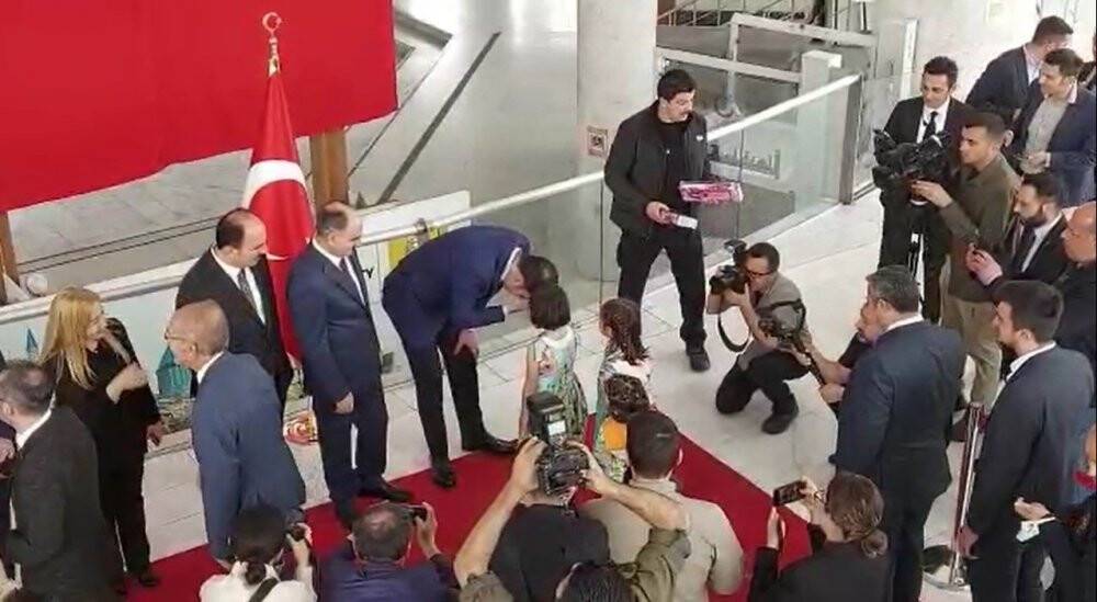 Bakan Kurum 7 yaşındaki Zeliha’nın elini öpüp harçlık verdi