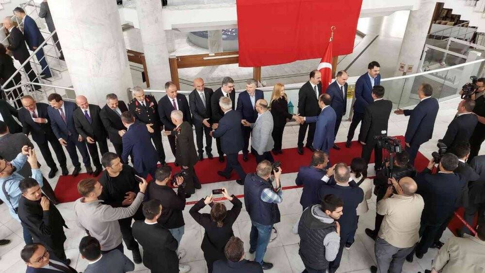 Bakan Kurum 7 yaşındaki Zeliha’nın elini öpüp harçlık verdi