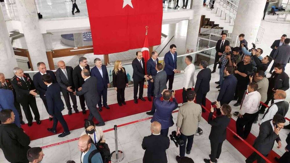 Bakan Kurum 7 yaşındaki Zeliha’nın elini öpüp harçlık verdi