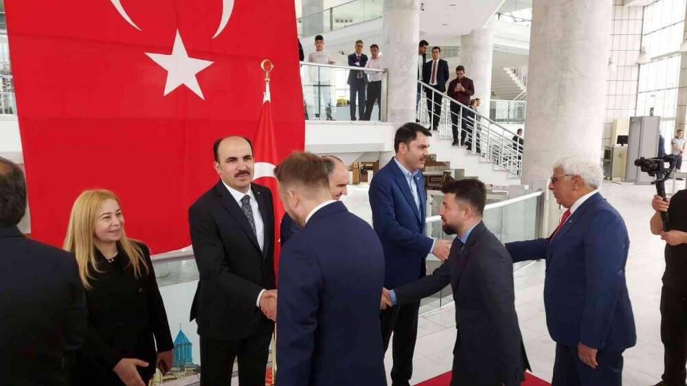 Bakan Kurum 7 yaşındaki Zeliha’nın elini öpüp harçlık verdi
