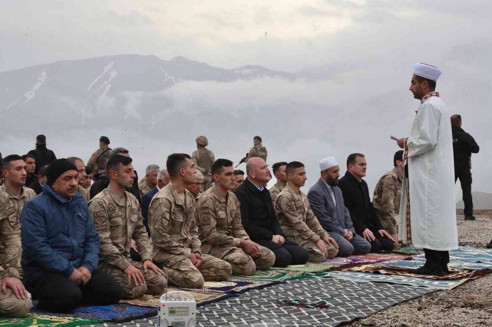 Bakan Soylu bayram namazını Mehmetçikle kıldı