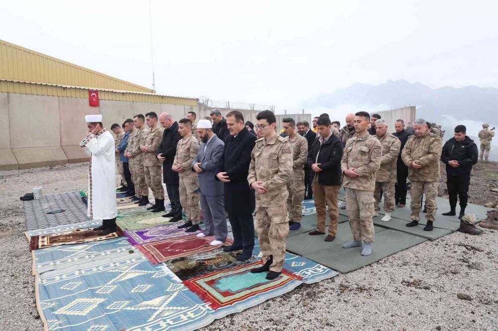 Bakan Soylu bayram namazını Mehmetçikle kıldı