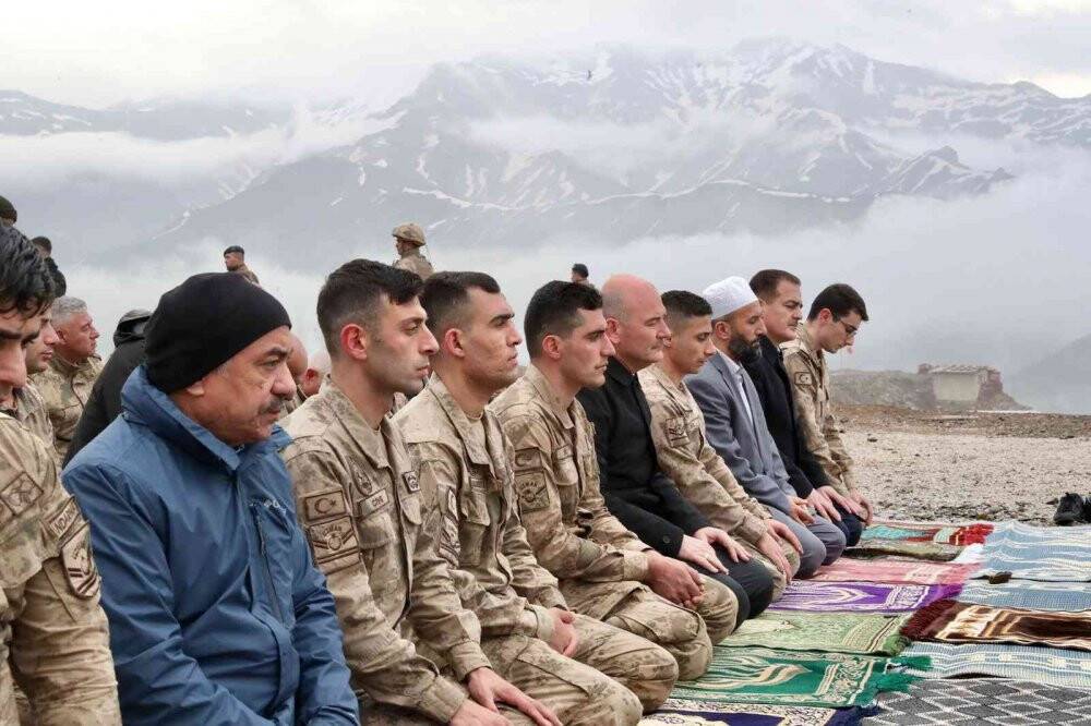 Bakan Soylu bayram namazını Mehmetçikle kıldı