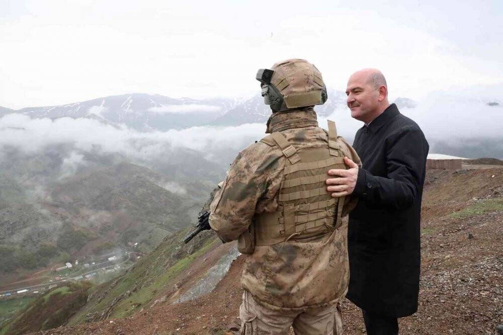 Bakan Soylu bayram namazını Mehmetçikle kıldı