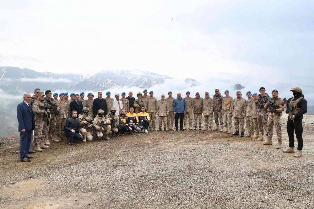 Bakan Soylu bayram namazını Mehmetçikle kıldı