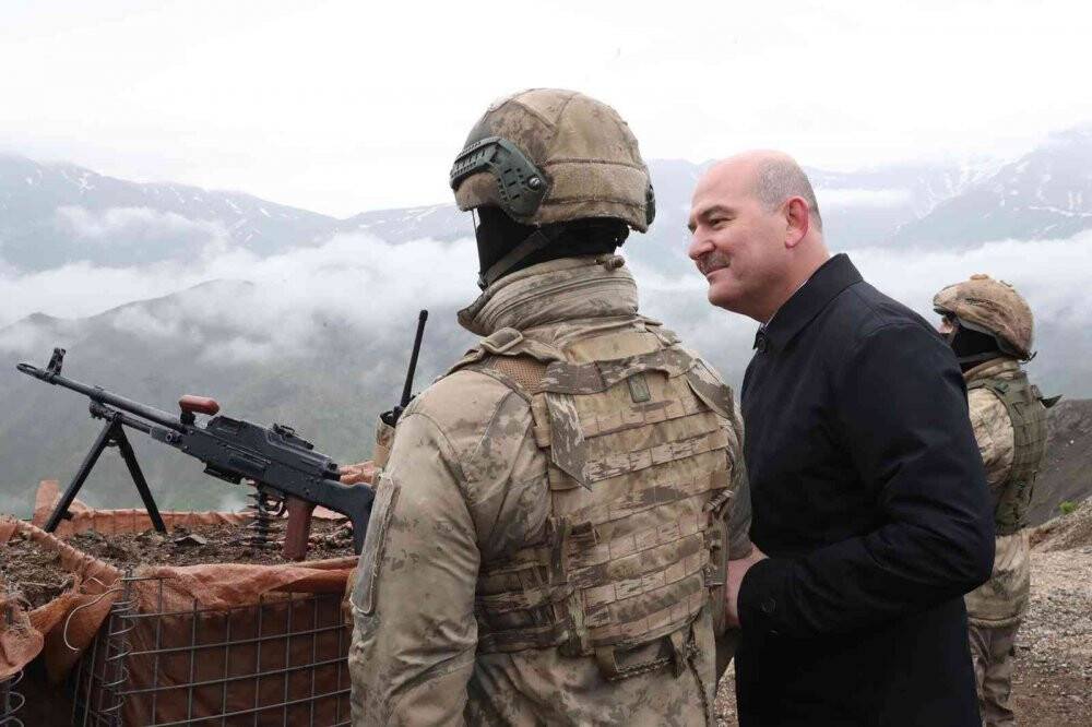 Bakan Soylu bayram namazını Mehmetçikle kıldı