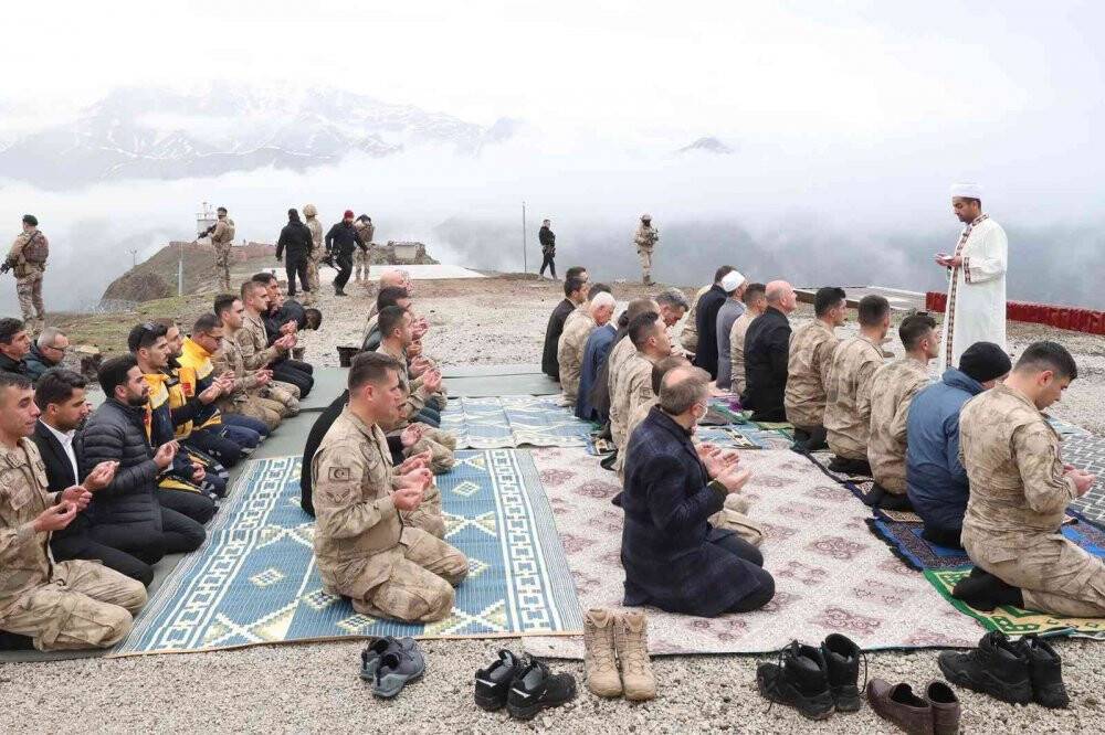 Bakan Soylu bayram namazını Mehmetçikle kıldı