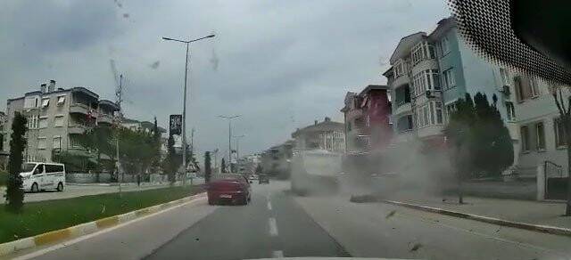 İftar masalarının arasına dalan kamyonet yürekleri ağza getirdi