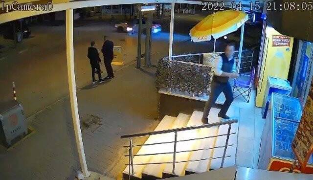 İftar masalarının arasına dalan kamyonet yürekleri ağza getirdi
