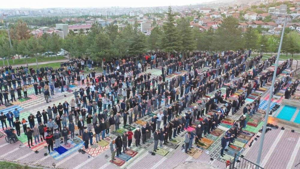 Tarihi namazgah alanı bayram namazında doldu taştı
