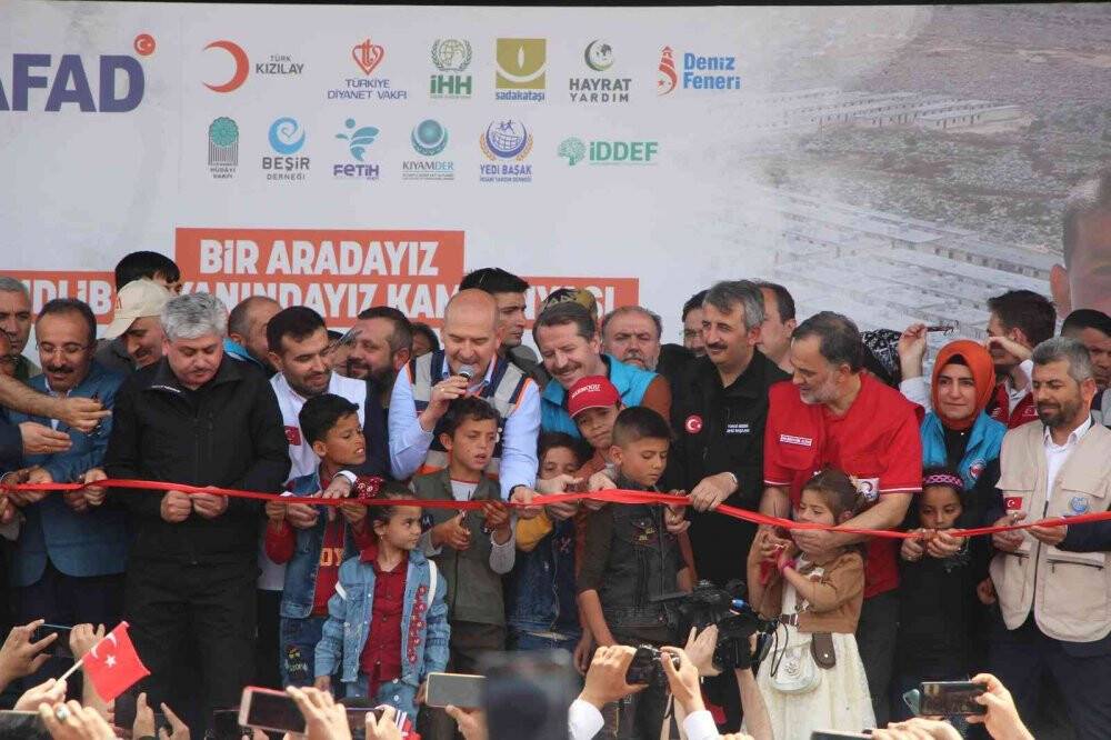 İçişleri Bakanı Soylu, İdlib’de briket evlerin anahtar teslim törenine katıldı