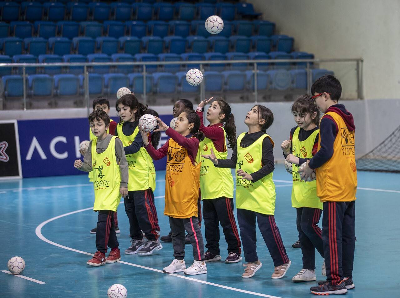 aa-20220504-27762775-27762762-yabanci-uyruklu-ilkokul-ogrencilerinin-hentbol-tutkusu.jpg