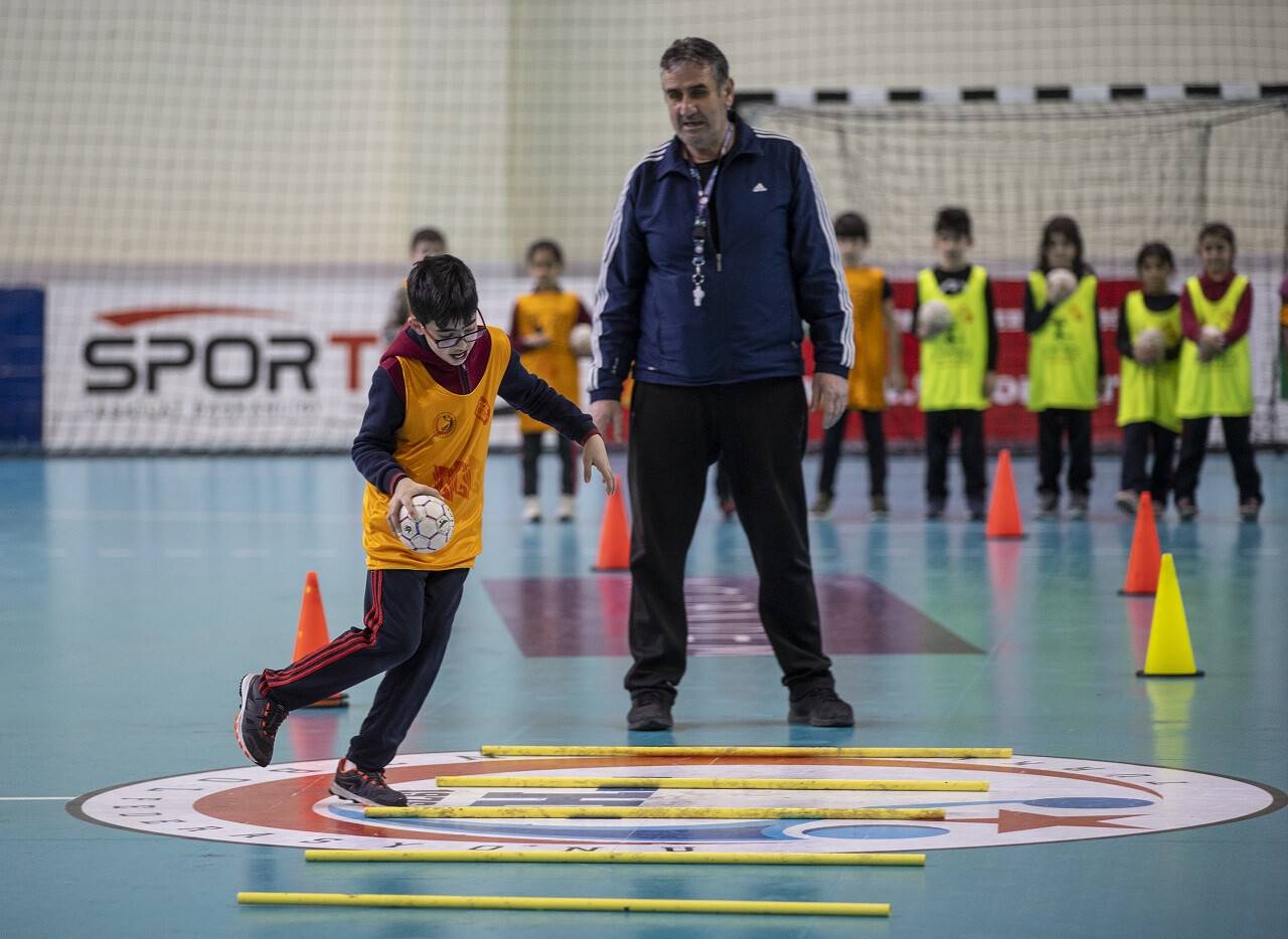 aa-20220504-27762775-27762763-yabanci-uyruklu-ilkokul-ogrencilerinin-hentbol-tutkusu.jpg