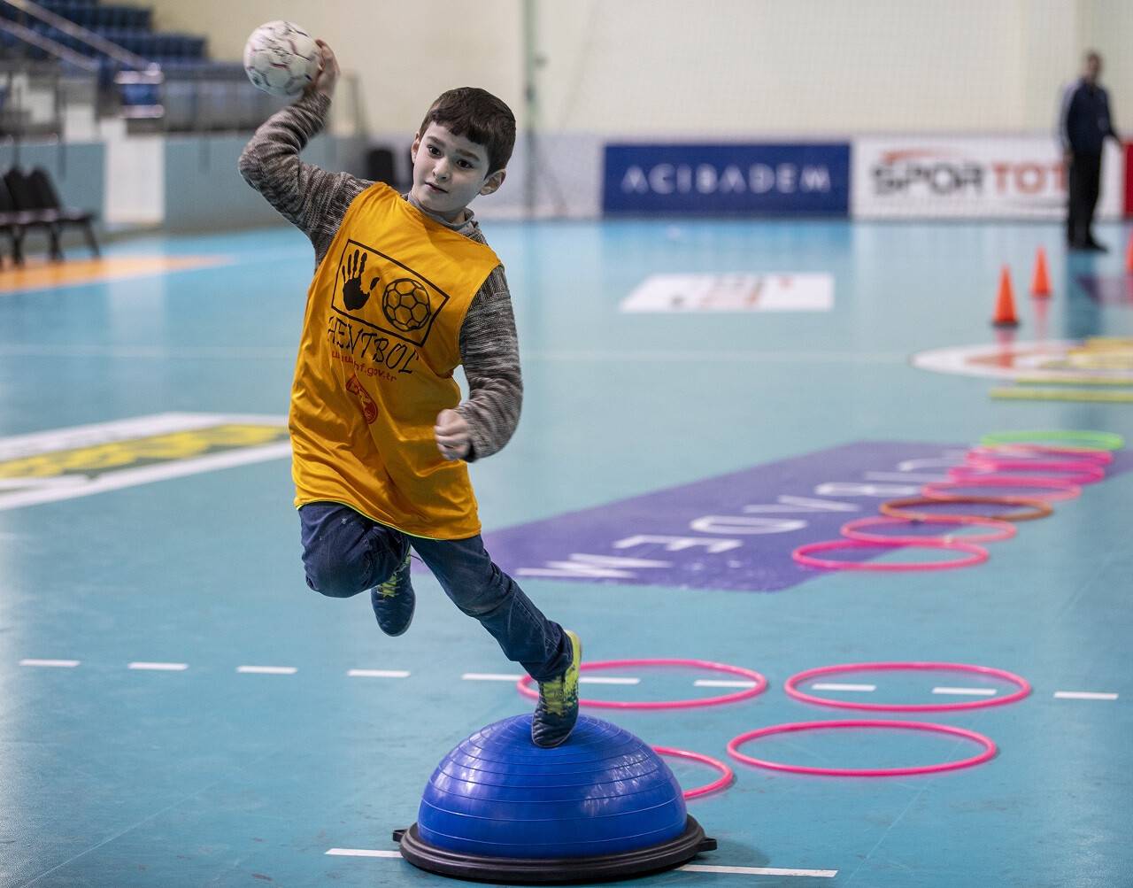 aa-20220504-27762775-27762764-yabanci-uyruklu-ilkokul-ogrencilerinin-hentbol-tutkusu.jpg