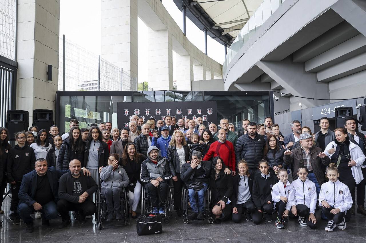 aa-20220504-27763867-27763866-besiktas-kulubunde-bayramlasma-toreni-yapildi.jpg