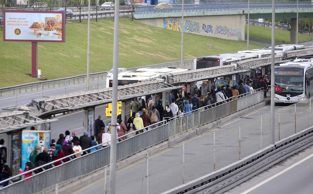 aa-20220504-27766360-27766358-istanbulda-toplu-ulasimda-yogunluk-yasaniyor.jpg