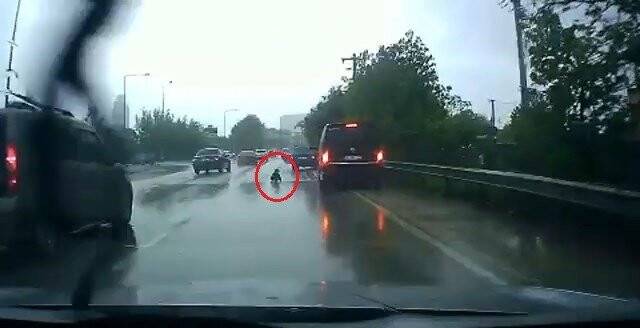 Aracın açılan kapısından düşen çocuk ölümden döndü