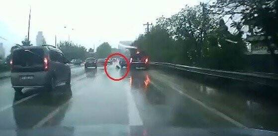Aracın açılan kapısından düşen çocuk ölümden döndü