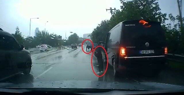 Aracın açılan kapısından düşen çocuk ölümden döndü