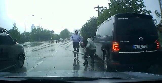 Aracın açılan kapısından düşen çocuk ölümden döndü
