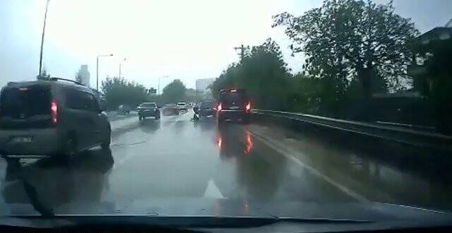 Aracın açılan kapısından düşen çocuk ölümden döndü